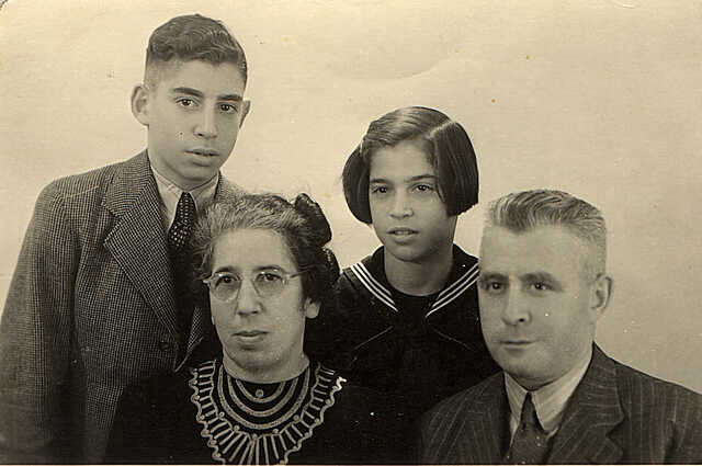 Simon en Henderika (Rika) Hollander, met hun ouders David en Bettje Hollander-Leman, september 1942. 