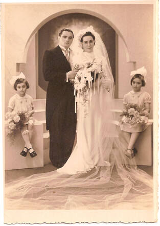Betty Polak en Selien Sloog, als bruidsmeisjes op het huwelijk van hun neef, 31 maart 1940.