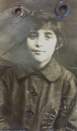 Julianna Pinhashick-Rabinek als achtjarig meisje