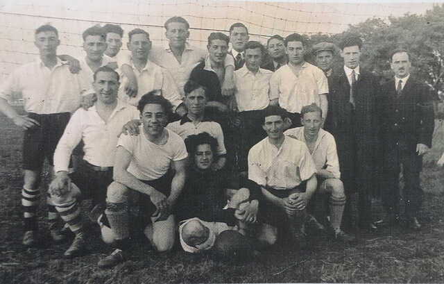 Samuel Bleekveld op de voetbalclub (4e van linksboven).jpg