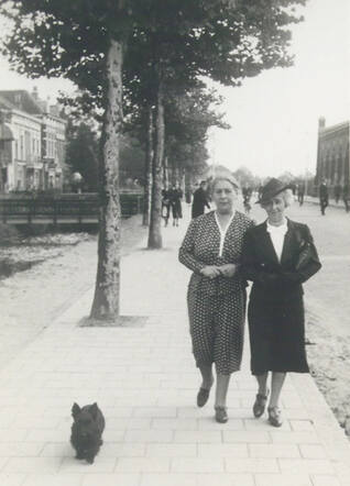 Henriëtte van Ameringen (links) met een collega, 1940