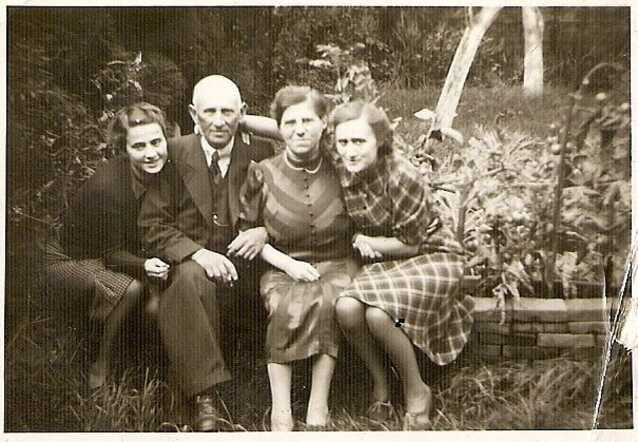 Benjamin Levie en Flora Rozeveld-Levie met dochters, links Riek en rechts Anna