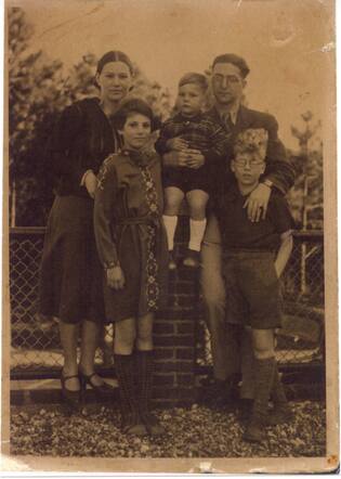 Stefan (r) en Max Michaël (Mischa) Breslauer, met hun oudere zus en hun ouders Werner Rudolf en Bella Breslauer-Weihsmann.   