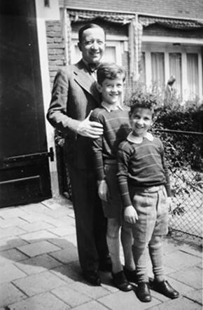 Hans Leonard en Robert Alexander Hendrix, met hun vader Paul Henri Hendrix. 