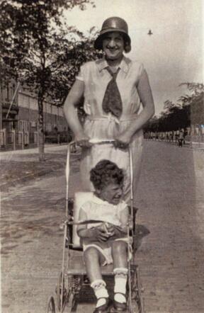 Hanna Frank, met haar moeder Esther Frank-Peekel. 