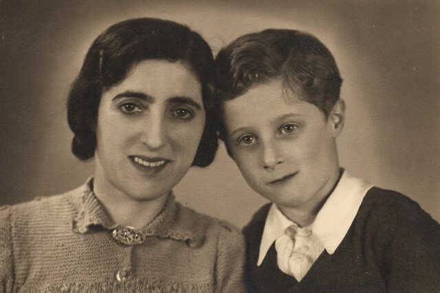 Isaäc Jakob (Freddy) van de Kar, met zijn moeder Rachel van de Kar-Mogroby. 