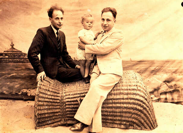 Salomon (Salo) Meijers, met links zijn vader en rechts zijn oom. 