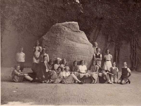 Levie (Loekie) Sleutelberg (zittend, 3e van rechts), op een klassenuitje van de Sumatraschool in Hilversum, zomer 1941. 