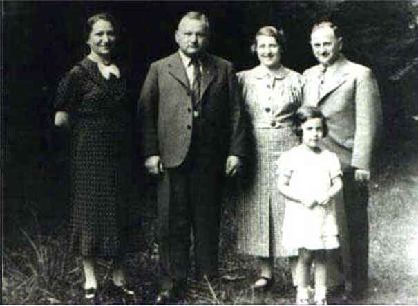 Leni Valk with her family