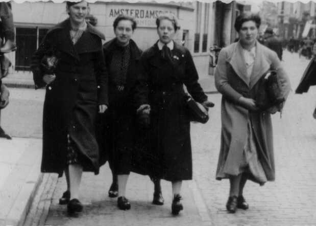 1936 julie drukker, rechts, met vriendinnen in meppel.jpg