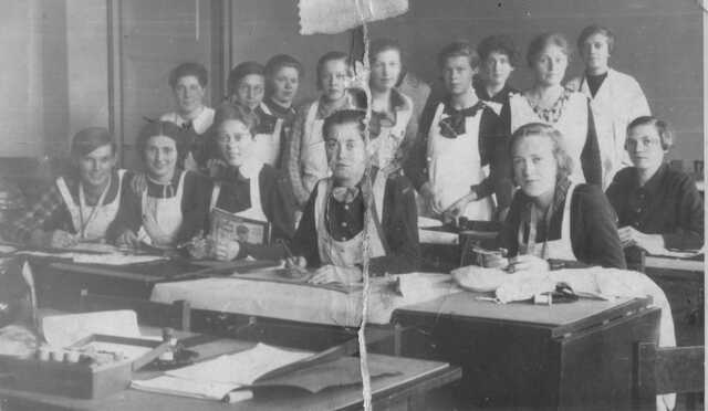 julie drukker op de huishoudschool.jpg
