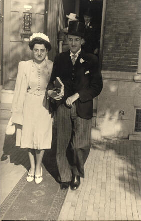 Trouwerij Alice en Simon op 5 september 1940 in een garage. Er was geen synagoge meer, die was gebombardeerd.