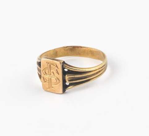 Gouden zegelring van Samuel Frides met zijn initialen, SF, op het zegel.