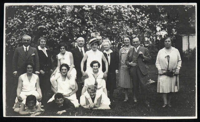 Familiebijeenkomst van de familie Menko op het buiten De Helmer bij Enschede, 1924'.