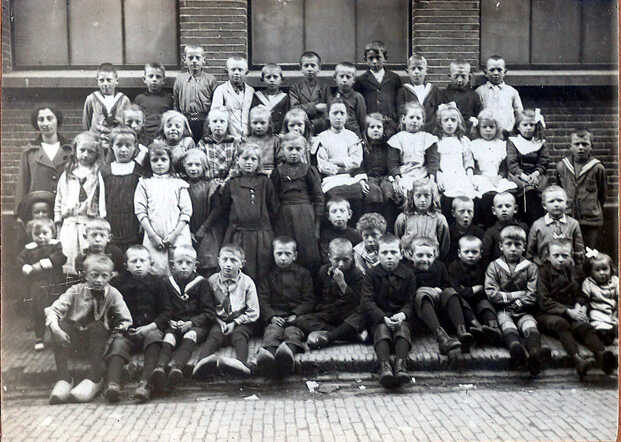 OL school Kerklstraat met Saartje Slager.jpg