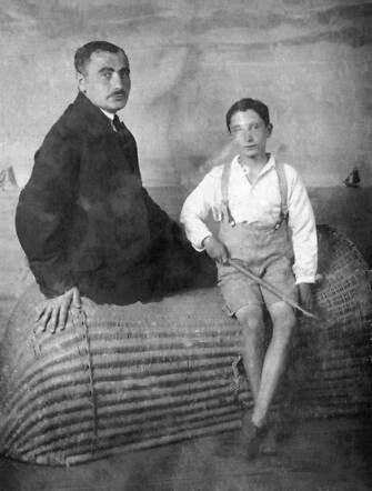 Hartog and his father Leendert de Vries.