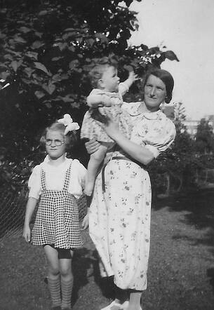 Ruchel (Roza) Waksman with daughter Ida and niece Ida Waksman.