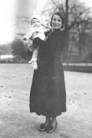 Ruchel de Vries-Waksman with her baby-daughter Ida.