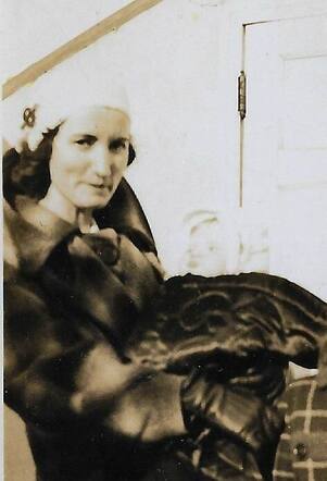 Ruchel (Roza) de Vries and her new born baby-daughter Ida.