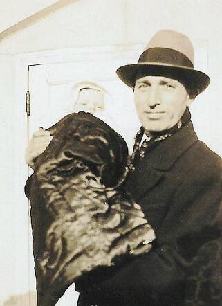 Hartog de Vries with his newborn baby-daughter Ida.