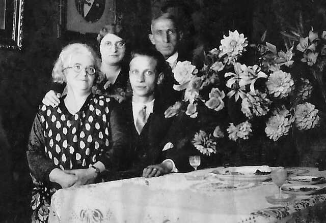 Leentje Smeer, her parents Sara and Azor Smeer with her fiancé Emanuel Neter.