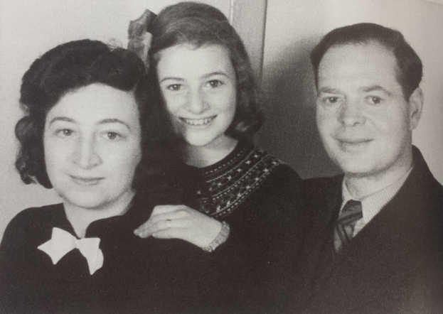 heymann_ellen_margrit_30_06_1931_with_her_parents_hermann_erna_heymann_he.jpg(mediaclass-warvictim-carousel.67d08ede1706aa86ac21a1f8fb99afb12f769340).jpg