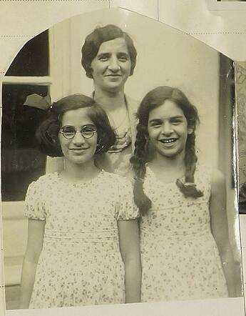 Sophia en Regina Elzas met moeder Caroline Mainzer.jpg