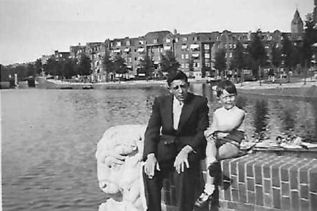 Abraham Mossel met zijn zoon Albert Ludwig Mossel op de Berlage brug te Amsterdam.