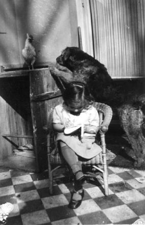 Debora Eva (Dodo) Zellermajer met hond.jpg