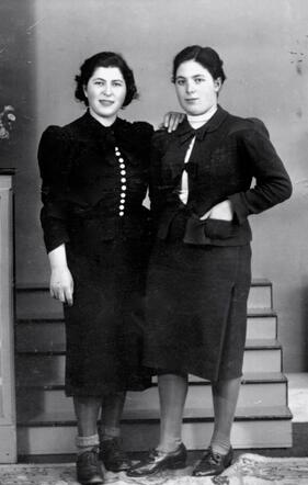 Fany (rechts) met haar zus Rosa.jpg