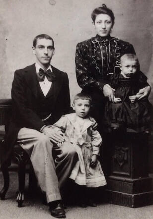 Joseph Hildesheim en zijn vrouw Beletje Pront en twee van hun kinderen, ongeveer 1903