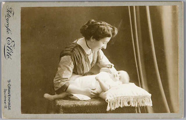 Portretfoto van Grete Heymans met haar dochter Tilly Levisson als baby, circa 1915