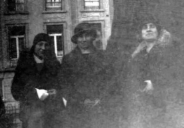 The three Muller sisters, Fré, Martha and Bets.