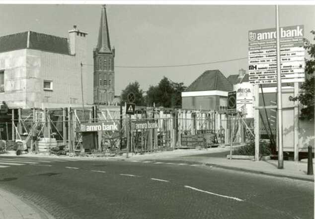 105 Bouw van Amro bank aan de kornputsingel 1984.jpg