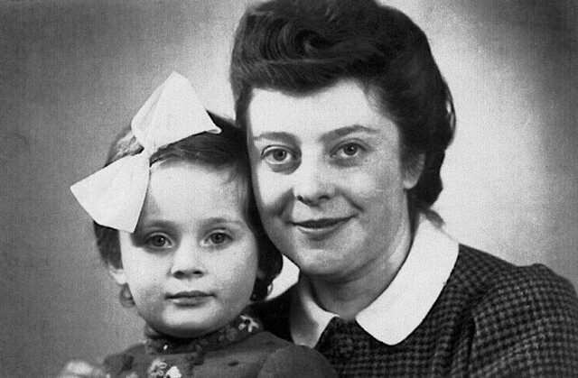 070 Sarah en Lies terug uit België. 1945.tif