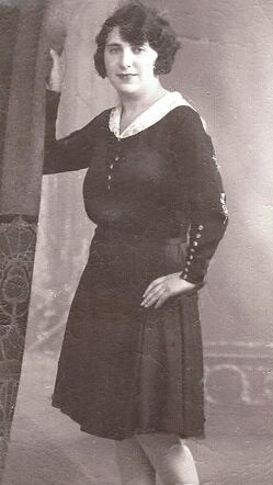Flora Arpels, ± 21 years.