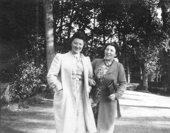 Jeannette Hakker-Arpels and her sister Flora Lezer Arpels.