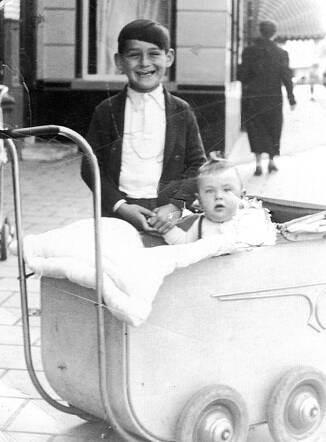 Louis (Lex) Hakker and his cousin Marcus Lezer.