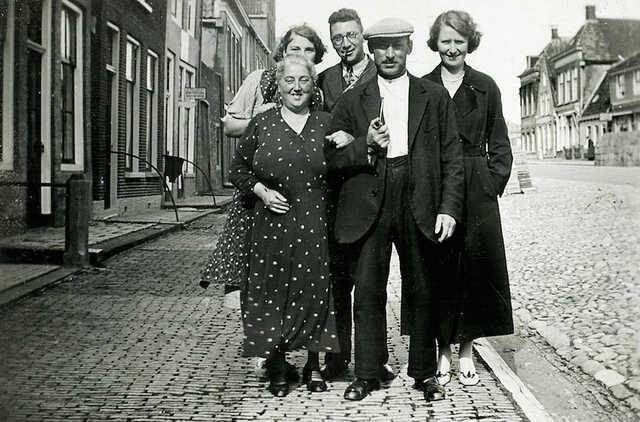 Gabriël en Dina Boas-Pais in Harlingen met familieleden