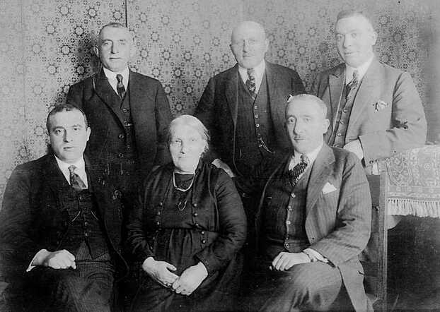 Reintje Cohen-Rubens and her 5 sons.