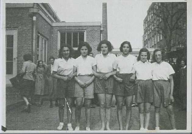 Groepsfoto van het volleybalteam van het Joods Lyceum in Amsterdam in de zomer van 1942