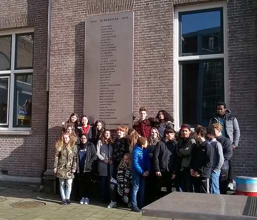 Klas 3HF Montessori Lyceum bij gedenkplaat schoolplein 24-01-2017.jpg
