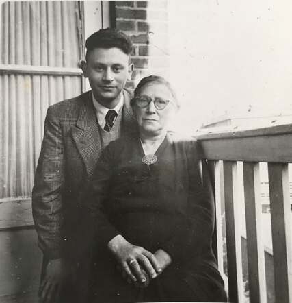 Willy Salomon Bont met zijn moeder Mietje Bont-Hartog - kopie.JPG