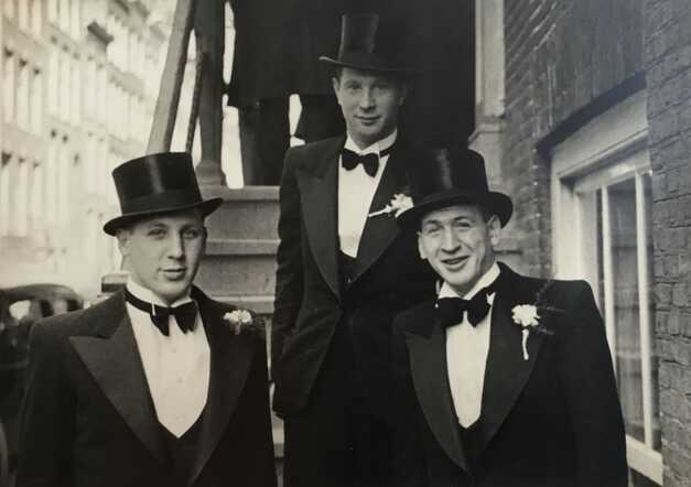 Machiel Cosman (links) en Hartog Cosman (rechts), in het midden het kind dat overleefde Bron SED Cosman.JPG