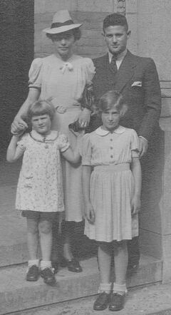 Betje (Beppy) en Margaretha (Greetje) Stad, 23 augustus 1939.jpg