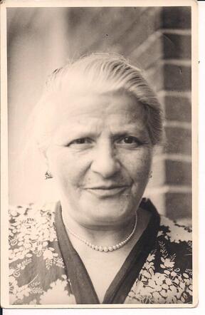 Keetje de Vries van Moppes קטייהta,uשל סבא של אמא מצד אמה.jpg 