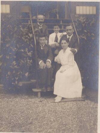 Grandfather Lion, Ernst, Frits, Ton and Lizzy in the garden of .jpg