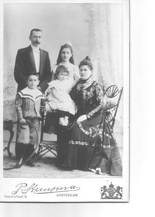 Lion and Anne Goudsmit with Lizzi Jo and Frits about end 0f 1900.jpg