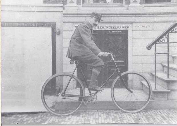 Lion Goudsmit near his shop.jpg