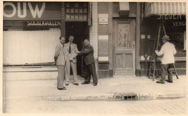 Bruno rechts voor winkel kalvermarkt008.jpg